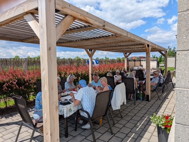 Dîner des membres de la Coop à l'extérieur